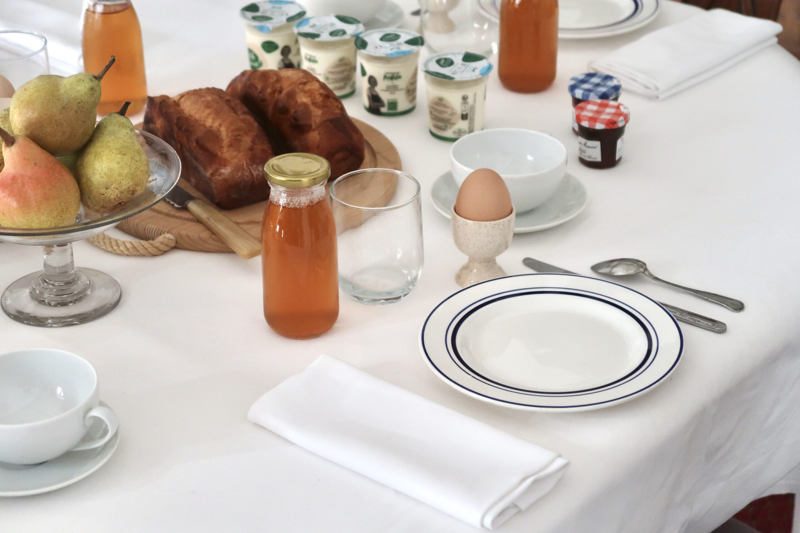 La Grange a Grains - Chambre hote Orge & Seigle - Table du petit dejeuner 1